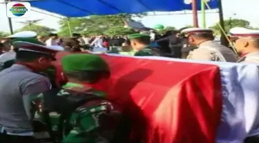 Anggota polisi yang gugur akibat serangan teroris di Mapolda Riau, Iptu Anumerta Luar Biasa Auzar, telah dimakamkan. Korban dimakamkan secara militer dan dihadiri Wakapolri Komjen Syafruddin, serta jajaran Polda Riau.