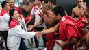 Menko PMK Puan Maharani memberikan ucapan selamat kepada timnas polo air putra Indonesia usai melawan Filipina di National Aquatic Centre, Kuala Lumpur, Minggu (20/8). Timnas polo air putra Indonesia menyabet medali perak. (Liputan6.com/Faizal Fanani)
