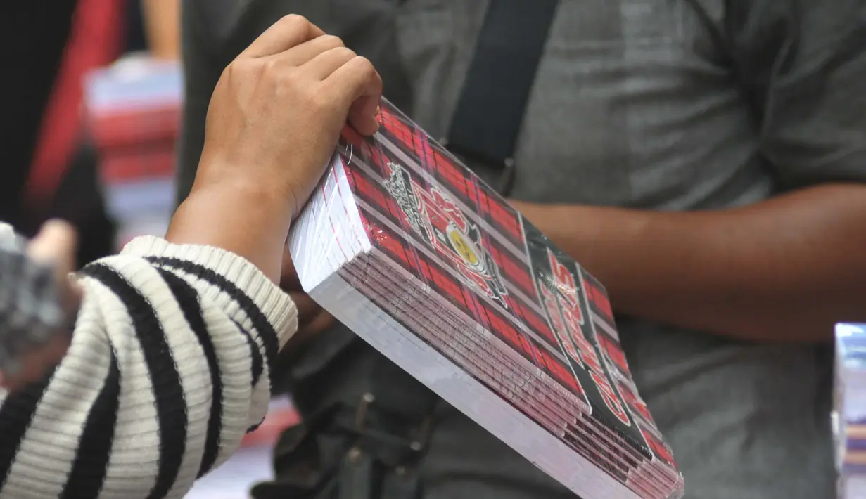 Di Pasar Asemka, Jakarta, buku tulis dijual dengan harga yang bervariasi dari Rp35 ribu hingga Rp55 ribu per bundel. (merdeka.com/Imam Buhori)