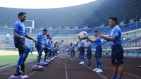 Para pemain Persib Bandung mengikuti latihan perdana menjelang bergulirnya kembali Liga 1 2020, di Stadion GBLA, Senin (10/8/2020). (Bola.com/Erwin Snaz)