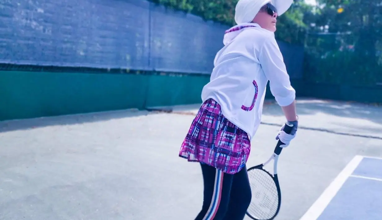 Gaya Syahrini saat bermain tenis terbilang glamor. Ia memakai outfit putih yang elegan. Tak hanya itu, Syahrini juga pakai aksesoris topi dan kacamata. Penampilan Syahrini yang kece saat tenis ini curi perhatian. (Liputan6.com/IG/princessyahrini)