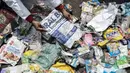 Aktivis menunjukkan limbah hasil temuan selama investigasi di daerah Sungai Brantas, Bengawan Solo, Citarum, dan Ciujung saat aksi "Sampah Impor Bunuh Sungai Pulau Jawa" di kawasan Patung Kuda, Monas, Jakarta, Senin (3/5/2021). (merdeka.com/Iqbal S. Nugroho)