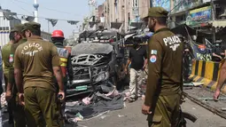 Pejabat keamanan memeriksa lokasi ledakan bom di luar tempat suci umat muslim Sufi, Lahore, Pakistan, Rabu (8/5/2019). Hingga saat ini kepolisian masih menyelidiki ledakan yang terjadi di salah satu masjid Sufi terbesar di Asia tersebut. (ARIF ALI/AFP)
