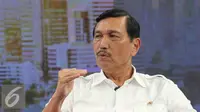 Menkopolhukam Luhut Binsar Pandjaitan saat wawancara khusus di SCTV Tower, Jakarta, Selasa (17/5). Luhut mengatakan Jokowi tidak berpihak kepada siapa pun, pada calon ketua umum Golkar. (Liputan6.com/Herman Zakharia)