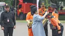 Ketua Umum PDI Perjuangan Megawati Soekarnoputri melepas tanda peserta Baguna PDI Perjuangan saat penutupan pelatihan di Bumi Perkemahan Cibubur, Jakarta, Kamis (23/11). (Liputan6.com/Herman Zakharia)