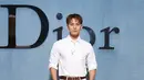 Kim Mingyu tampil berani dengan all white yang super clean. Padukan cotton polo dengan short tie dan celana pendek cargo. Ditutup dengan beige suede sneakers [Dior]