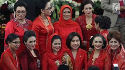 Krisdayanti dan Rieke Diah Pitaloka berfoto bersama saat menghadiri pelantikan anggota DPR RI di Kompleks Parlemen, Senayan, Jakarta, Selasa (1/10/2019). Di antara 575 anggota DPR terpilih, terdapat 14 artis yang menjadi wakil rakyat Indonesia. (Liputan6.com/Johan Tallo)