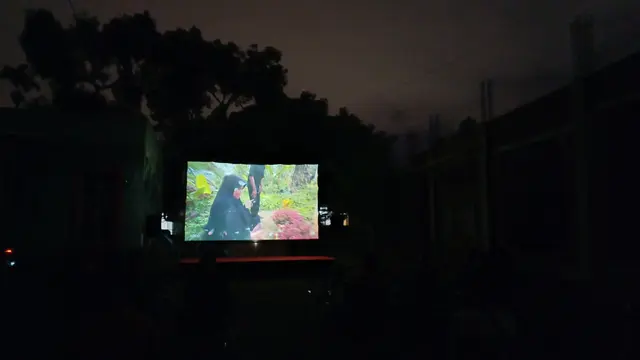 Nobar film dokumenter besutan Watchdoc Documentary berjudul Nisan tanpa Keadilan di pelataran LBH Banda Aceh, Jumat malam (27/10/2023) (Liputan6.com/Rino Abonita)