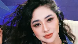 Pedangdut kelahiran Jember, 16 Desember 1985 ini pun tuai pujian. Banyak yang menyebut Dewi Perssik semakin kece dengan gaya rambut keritingnya. Ada pula yang menyebut kalau gaya rambutnya kali ini memang sengaja ditata mirip dengan Kak Jill, TikToker viral penjual gorden. (Liputan6.com/IG/@dewiperssik9)