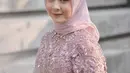 Dalam momen pertunangan dengan Adhi Permana. Kesha Ratuliu tampil memukau dengan hijab dan busana dengan dominan warna merah muda. Selain itu dengan makeup yang pas ia pun tampil sangat cantik di hari spesialnya. (Liputan6.com/IG/@kesharatuliu05)