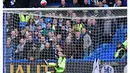 Pemain Manchester City, Nicolas Otamendi, menghalau bola di depan gawangnya saat melawan Chelsea pada lanjutan Liga Inggris di Stadion Stamford Bridge, London, Sabtu (16/4/2016). (AFP/Ben Stansall)