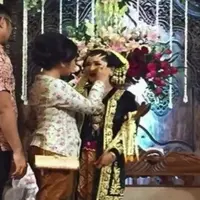Pengantin Pria Sakit, Wanita Ini Tegar Bediri Sendiri di Pelaminan, Mengharukan