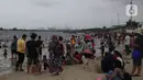 <p>Pengunjung memadati kawasan Pantai Ancol di Taman Impian Jaya Ancol, Jakarta, Rabu (4/5/2022). Objek wisata tersebut kembali ramai dikunjungi wisatawan pada saat liburan Hari Raya Idul Fitri 1443 H setelah dua tahun sebelumnya sempat mengalami penurunan kunjungan wisatawan akibat pandemi Covid-19. (Liputan6.com/Herman Zakharia)</p>