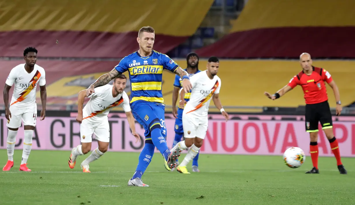 Gelandang Parma, Juraj Kucka mencetak gol pembuka melalui tendangan penalty ke gawang AS Roma dalam laga Serie A 2019-20 giornata 31 di Stadion Olimpico, Kamis (9/7/2020) dini hari WIB. AS Roma sukses mengalahkan Parma dengan skor tipis 2-1. (AP Photo/Alessandra Tarantino)