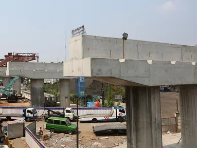 Suasana proyek pembangunan tol Bekasi-Cawang-Kampung Melayu (Becakayu) di Jalan DI Panjaitan, Jakarta Timur, Kamis (25/10). Proyek yang masih terus berlangsung ini dikerjakan sebagai upaya untuk menambah infrastruktur di ibu kota (Merdeka.com/Imam Buhori)