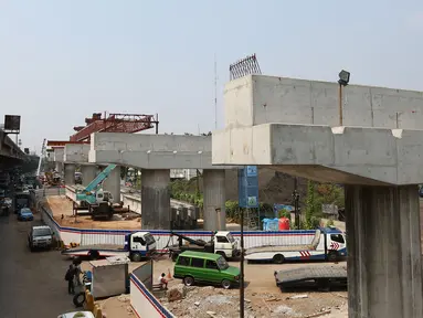 Suasana proyek pembangunan tol Bekasi-Cawang-Kampung Melayu (Becakayu) di Jalan DI Panjaitan, Jakarta Timur, Kamis (25/10). Proyek yang masih terus berlangsung ini dikerjakan sebagai upaya untuk menambah infrastruktur di ibu kota (Merdeka.com/Imam Buhori)