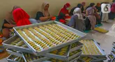 Pekerja menyelesaikan pembuatan kue kering lebaran di industri rumahan Risa Resa Cookies, Ciganjur, Jakarta, Senin (18/03/2023). (merdeka.com/Arie Basuki)