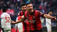 Jan Carlo Simic merayakan gol saat AC Milan meraih kemenangan 3-0 atas Monza pada laga pekan ke-16 Serie A 2023/2024 yang berlangsung di San Siro, Minggu (17/12/2023) malam WIB. (AFP/Marco Bertorello)