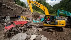 Beberapa alat berat dikerahkan untuk mengevakuasi puluhan truk yang terkubur di pasir setelah longsor lumpur akibat hujan dari Gunung Merapi di Sungai Senowo, Magelang, Jawa Tengah pada Rabu 4 Maret 2026. Banjir lahar dingin dari Gunung Merapi menerjang Sungai Senowo di Kabupaten Magelang, Jawa Tengah. (Devi Rahman/AFP)