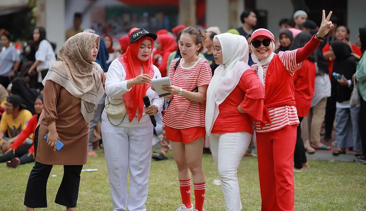 Bukan hanya menjadi peserta saja, namun Ayu Ting Ting tampaknya ikut menjadi panitia. Ia dan Ayah Rozak bahkan terlihat menjadi pembawa acara di momen tersebut. (Liputan6.com/IG/@ayutingting92)