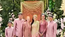 Sedangkan keluarga Luna Maya terlihat begitu manis dengan nuansa warna pink keunguan yang tampak indah. [Foto: instagram/ Ayu Dewi]