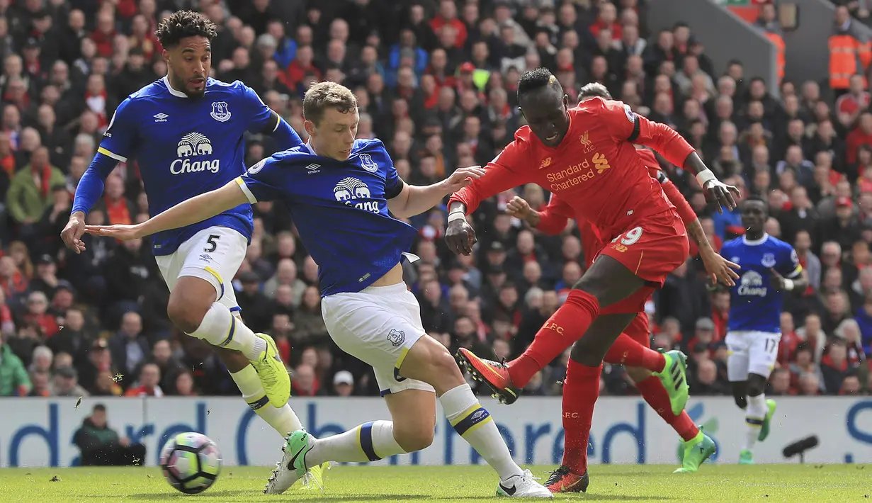 Proses terjadinya gol Liverpool yang dicetak Sadio Mane ke gawang Everton. Ketiga gol kemenangan The Reds dicetak oleh Sadio Mane 8', Philippe Coutinho 31' dan Divock Origi 60'. (AP/Peter Byrne)