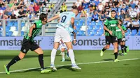 Dzeko menyundul bola guna mencetak gol kemenangan Inter Milan atas Sassuolo di Liga Italia (AFP)