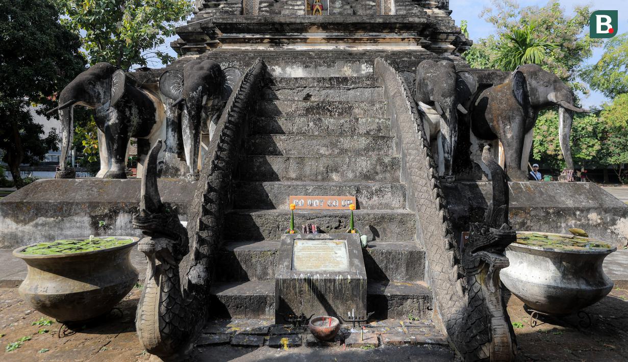 Wat Chiang Man memiliki 'chedi' atau stupa bergaya Lanna dan ditopang oleh patung berbentuk gajah. (Bola.com/Bagaskara Lazuardi)