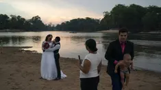 Gislaine Pereira de Araujo berpose untuk foto untuk album pernikahan bersama suaminya Ronilson de Araujo Souza dengan latar belakang hutan hujan Amazon di pantai sungai Jamanxim, di Novo Progresso, Brasil (2/9/2019). (AP Photo/Leo Correa)