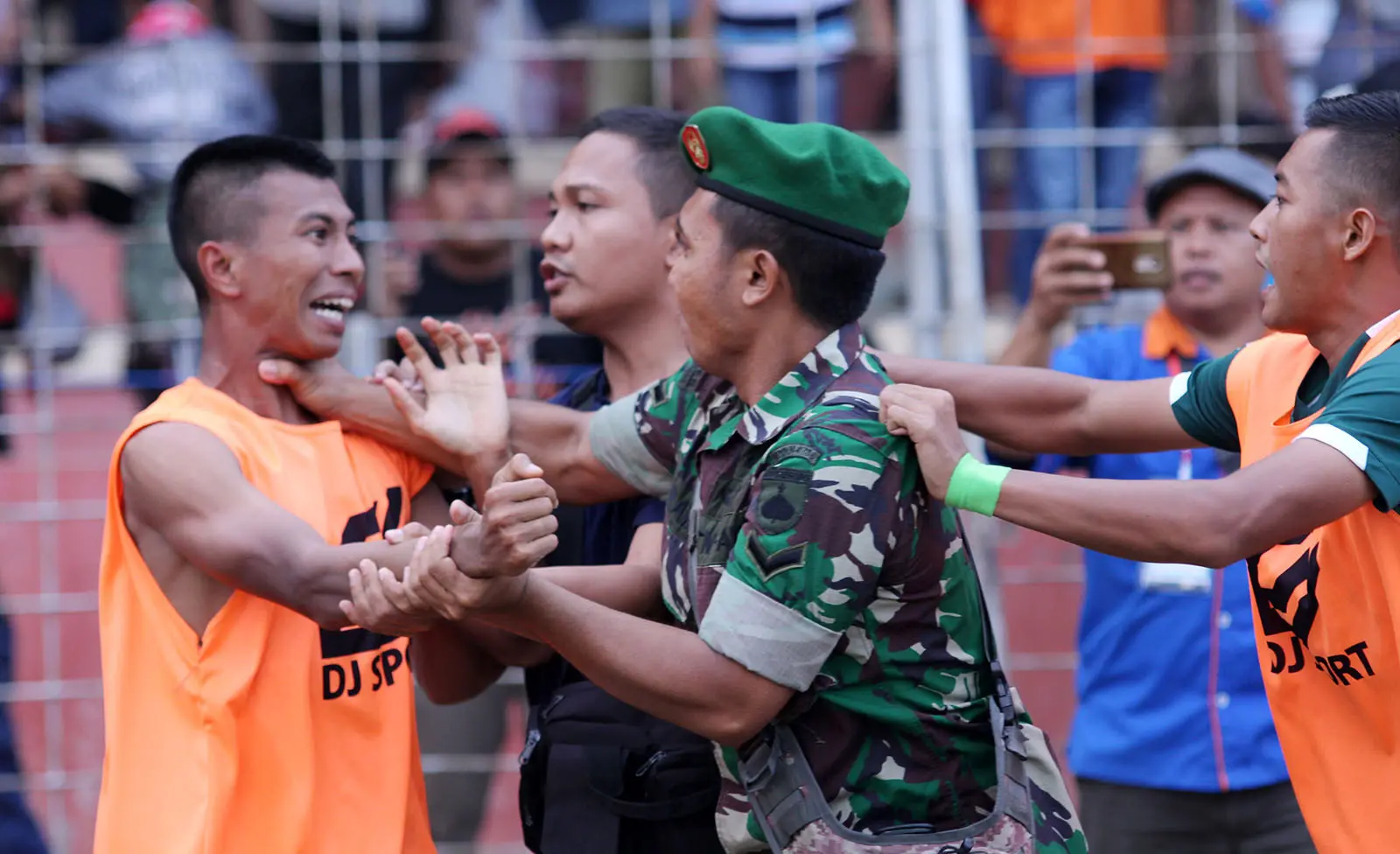 Duel Persibat vs PSMS di Stadion M. Sarengat, Batang, Jumat (29/9/2017), berujung keributan. (Bola.com/Robby Firly)