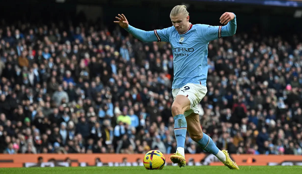 <p>Penyerang Manchester City, Erling Haaland berlari membawa bola sebelum mencetak hattrick ke gawang Wolves selama pertandingan lanjutan Liga Inggris di Stadion Etihad di Manchester, Inggris (22/1/2023). Berkat Hattricknya ini, Haaland memecahkan rekor penyerang Manchester United, Ruud van Nistelrooy yang butuh 65 laga untuk melakukannya. (AFP/Paul Ellis)</p>