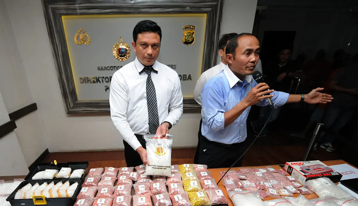 Direktur Resnarkoba Polda Metro Jaya, Kombes Pol Eko Daniyanto (kanan) memberikan sejumlah keterangan terkait pengungkapan kasus narkoba sejak September hingga Oktober 2014 di Mapolda Metro Jaya, Kamis (13/11/2014). (Liputan6.com/Helmi Fithriansyah)