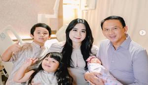 Puput Nastiti Devi, Basuki Tjahaha Purnama (Ahok), dan dua anak tertua mereka, Yosafat dan Sarah, berfoto bersama anggota keluarga terkecil mereka, Regina Welasih Purnama. (dok. Tangkapan layar Instagram @basukibtp/https://www.instagram.com/p/DStoe06EgFq/?img_index=1/Dinny Mutiah)