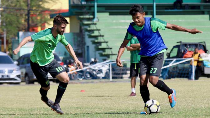 Aksi dua pemain Persebaya, Fandi Eko Utomo dan Robertino Pugliara, dalam sesi latihan tim. (Bola.com/Aditya Wany)