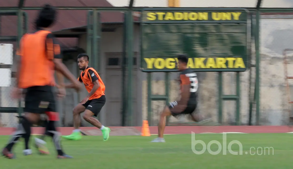 Aksi Zulham Zamrun (tengah) saat menggiring bola pada sesi latihan di lapangan UNY, Yokyakarta, Senin (6/2/2017). Mitra Kukar akan melawan PSS Sleman pada partai berikut. (Bola.com/Nicklas Hanoatubun)