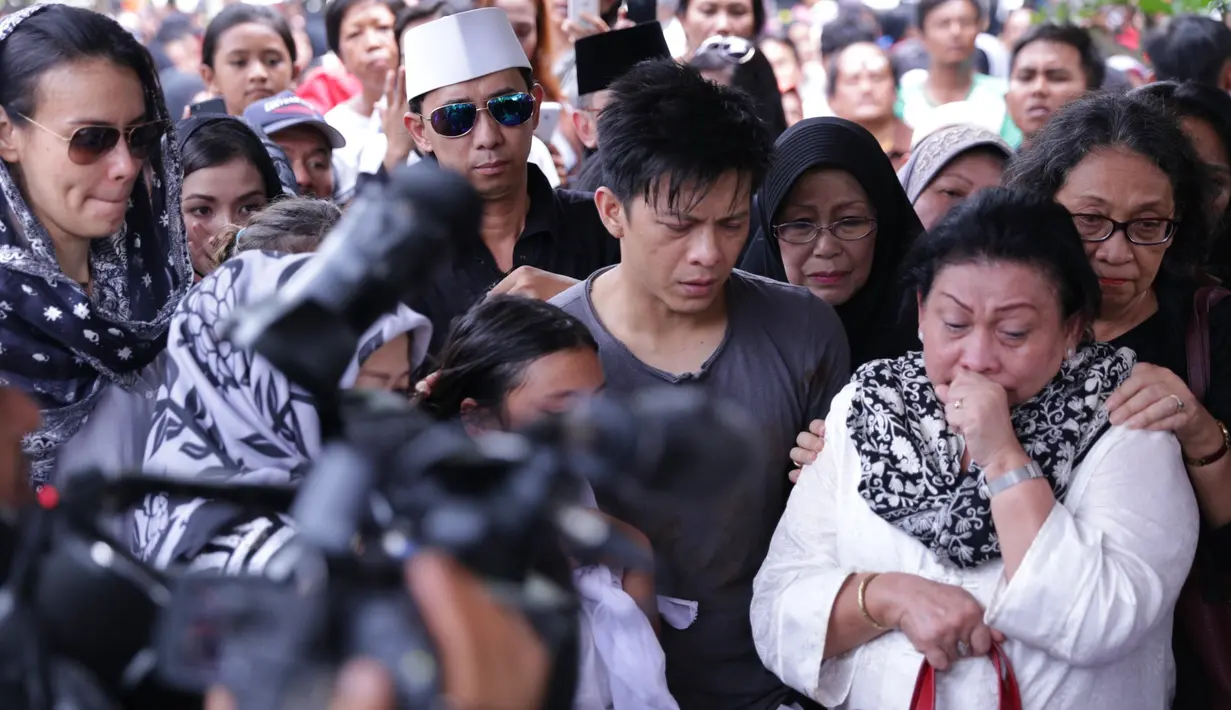  Ariel yang didampingi Sophia Latjuba selama proses pemakaman beberapa kali tampak terisak tangis selama proses pemakaman yang dipadati oleh warga sekitar. (Adrian Putra/Bintang.com)