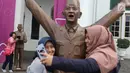 Pengunjung berfoto patung Presiden pertama RI Sukarno dipajang di depan Museum Fatahillah, kawasan Kota Tua, Jakarta, Rabu (15/11). Sebanyak 10 patung Sukarno disajikan dalam rangka Jakarta Biennale 2017. (Liputan6.com/Immanuel Antonius)