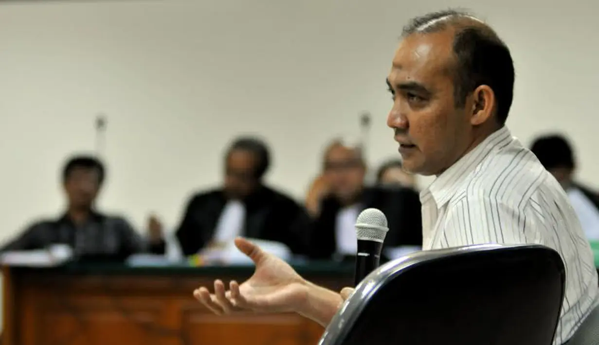 Hal ini terbukti dari kesaksian Deviardi yang mengatakan jika dirinya beberapa kali dipercaya untuk mentransfer ke beberapa keluarga Rudi (Liputan6.com/Johan Tallo)