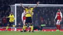 Gaya Pemain Watford, Younes Kaboul usai membobol gawang Arsenal pada pekan ke-23 Premier League di Emirates stadium, London, Selasa (31/1/2017). Arsenal kalah 1-2. (AP/Frank Augstein)