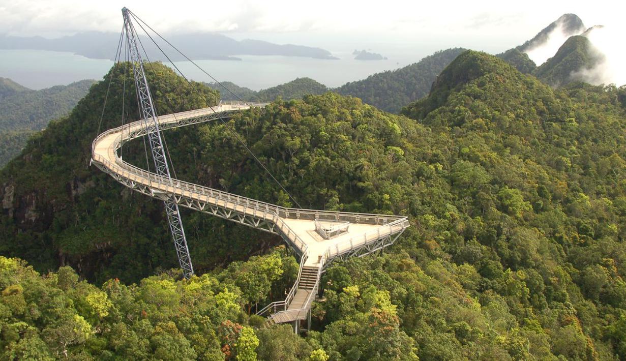 Jembatan Langkawi Sky Bridge ini dibangun 2.300 kaki di atas permukaan laut dan bisa ditemukan di negara tetangga, Malaysia. (en.wikipedia.org)