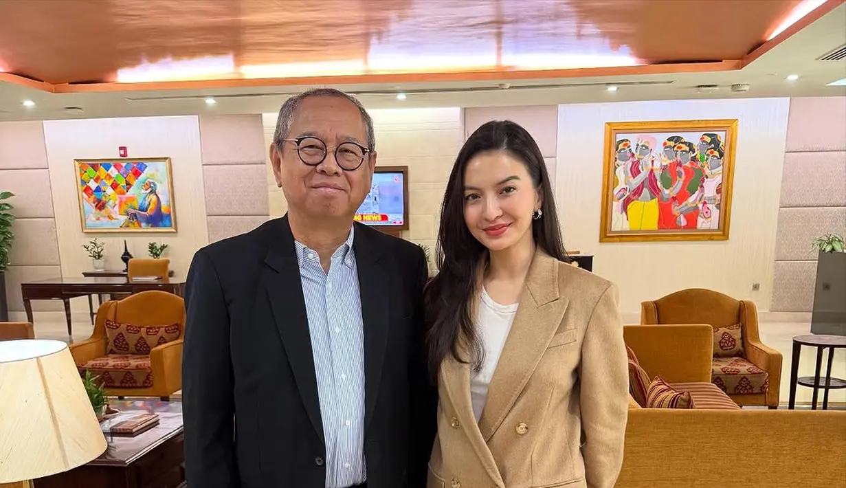 Tak melulu terlihat kaku, Raline Shah juga kenakan outfit semi formal sebagai outfit kerja. Di potret ini, ia padukan t-shirt putih dengan double breasted cokelat dan celana jeans [@ralineshah]