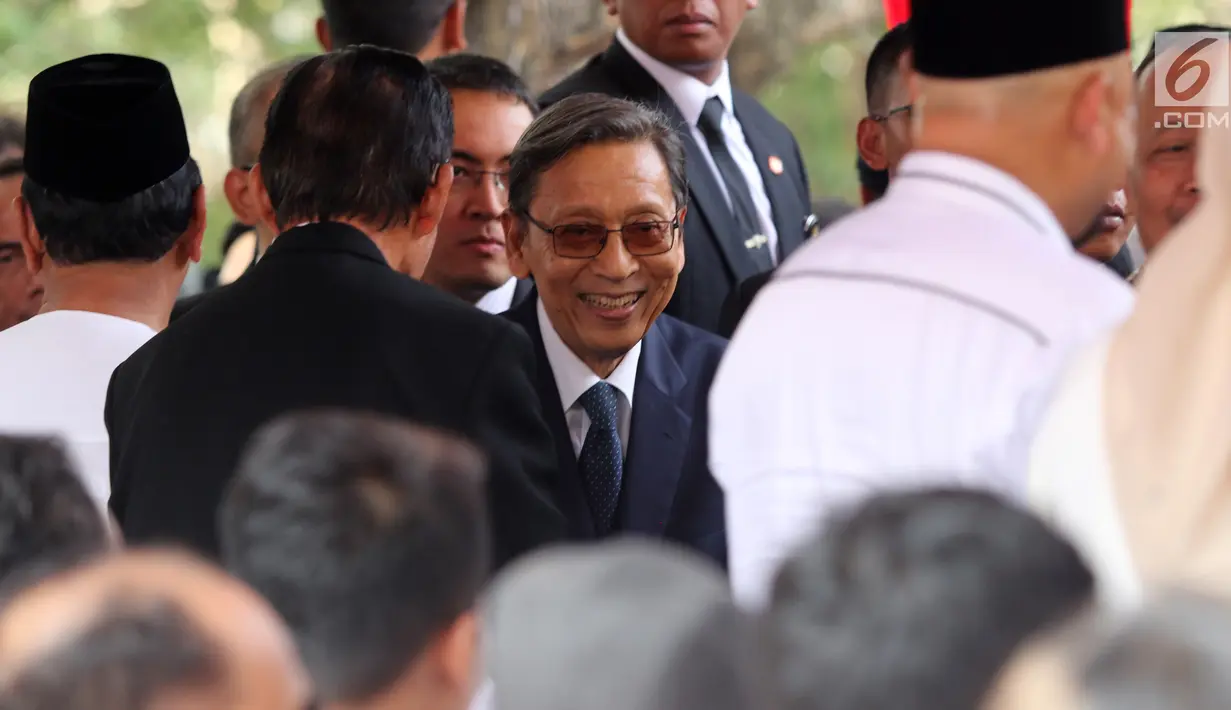 Wakil Presiden ke-11 RI Boediono saat menghadiri pemakaman Presiden ke-3 RI BJ Habibie di TMP Kalibata, Jakarta, Kamis (12/9/2019). Habibie dimakamkan secara militer di TMP Kalibata. (Liputan6.com/Herman Zakharia)