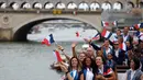 Kontingen Prancis berlayar di atas perahu saat upacara pembukaan Olimpiade Paris 2024 di Sungai Seine, Paris Prancis, 26 Juli 2024. (AFP/Franck Fife)