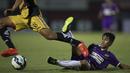 Pemain Persita, Aldy Al melakukan tekel terhadap pemain Mitra Kukar pada laga Piala Presiden di Stadion Dipta, Bali, Minggu (30/8/2015). (Bola.com/Vitalis Yogi Trisna)