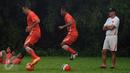 Pelatih Persija, Paulo Camargo (kanan) melihat latihan fisik pemainnya di NYTC Sawangan, Depok (24/2/2016). Latihan ini persiapan Persija mengarungi turnamen Piala Bhayangkara dan Indonesia Super Competition (ISC) 2016. (Liputan6.com/Helmi Fithriansyah)