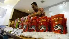 Barang bukti kasus narkoba dalam kemasan abon lele dan teri Medan digelar di Polda Metro Jaya, Jakarta, Jumat (18/1). Polisi berhasil mengungkap sindikat narkoba jaringan Banjarmasin-Jakarta. (Merdeka.com/Imam Buhori)