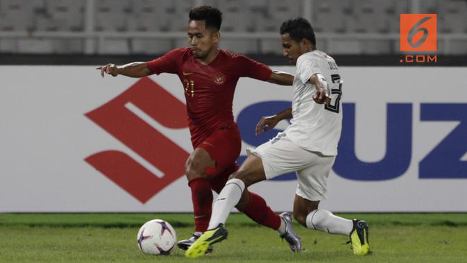 Gelandang Timnas Indonesia, Andik Vermansah, berusaha melewati bek Timor Leste, Jose Guterres, pada laga Piala AFF 2018 di SUGBK, Jakarta, Selasa (13/11). (Bola.com/Yoppy Renato)