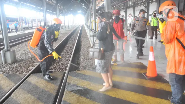 Cegah Corona Covid-19, Stasiun Tawang Semarang Sterilisasi Penumpang