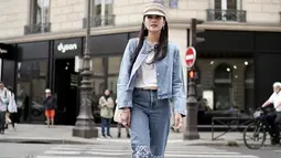 Tampil dengan kaos putih yang dipadukan jaket dan celana denim, penampilan Sandra Dewi ini tampak bak anak muda. Ia juga memilih untuk memakai topi serta sling bag berwarna senada saat berjalan-jalan di jalanan kota Paris. (Liputan6.com/IG/@sandradewi88)