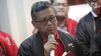 Sekjen DPP PDIP Hasto Kristiyanto saat meresmikan official store atribut PDI Perjuangan di Jakarta, Senin (21/1). PDIP meluncurkan RedMe sebagai official store atribut PDIP pada Pemilu 2019. (Liputan6.com/Faizal Fanani)